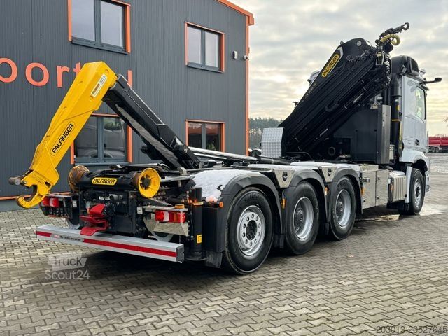 Kuorma-autoon asennettu nosturi MERCEDES-BENZ Arocs 3253 8x4 Abrollkipper Kran Palfinger 37002