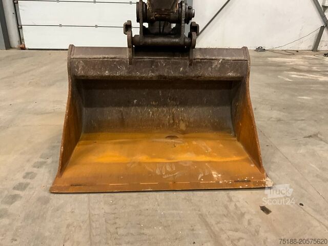 Excavadora sobre orugas CASE CX 235 C SR