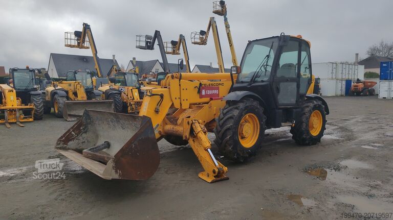 Telescopic Forklift JCB 535-140 with forks and loading bucket