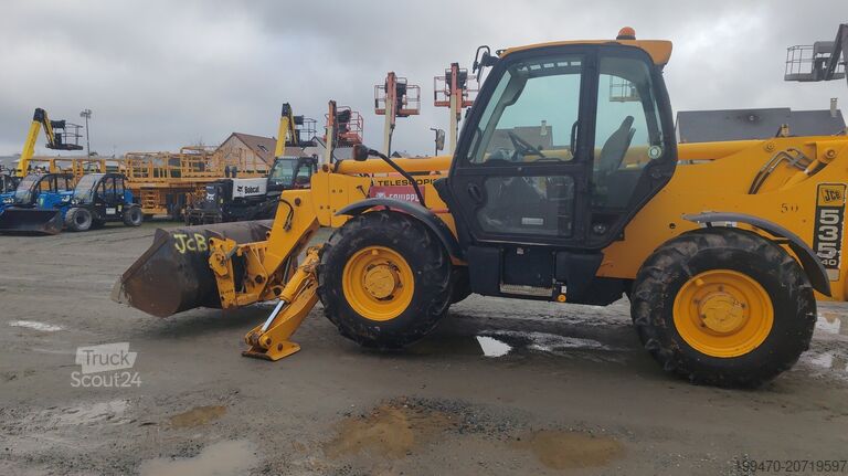 Telescopic Forklift JCB 535-140 with forks and loading bucket