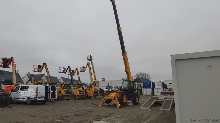 Telescopic Forklift JCB 535-140 with forks and loading bucket