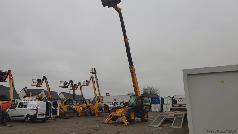 Telescopic Forklift JCB 535-140 with forks and loading bucket