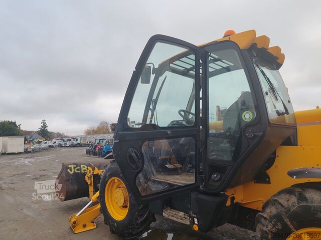 Telescopic Forklift JCB 535-140 with forks and loading bucket
