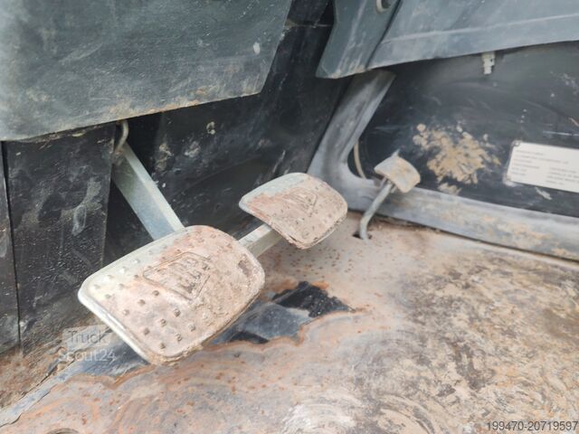 Telescopic Forklift JCB 535-140 with forks and loading bucket