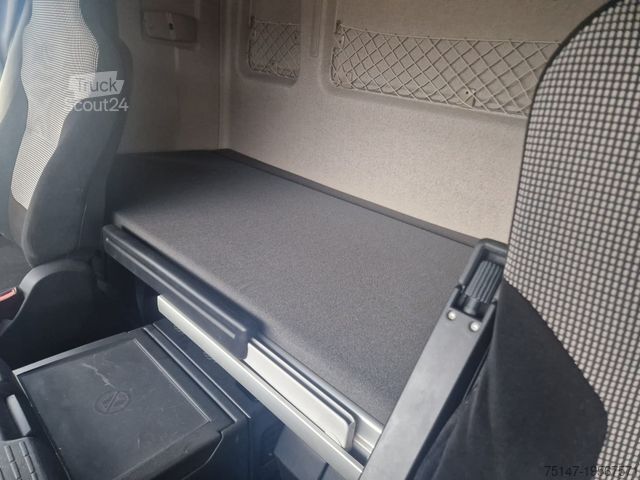 Vrachtwagen met bakwagen MAN TGX 18.420 4x2 LL Koffer LBW MBB Intarder