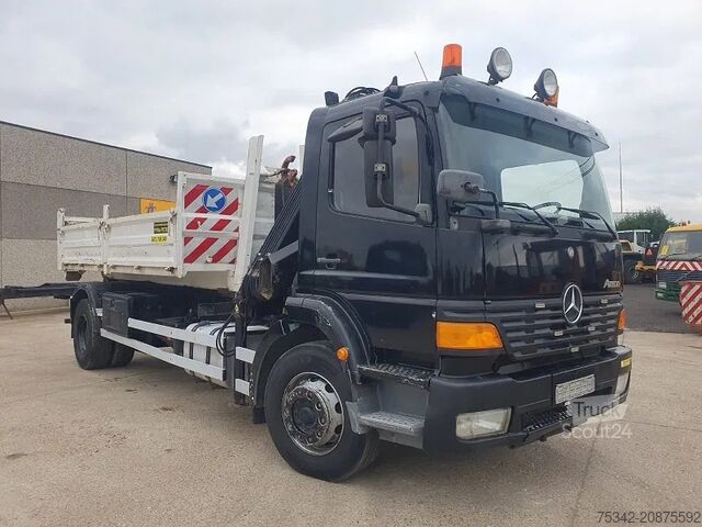 Tovornjak z žerjavom Mercedes-Benz Atego 1928