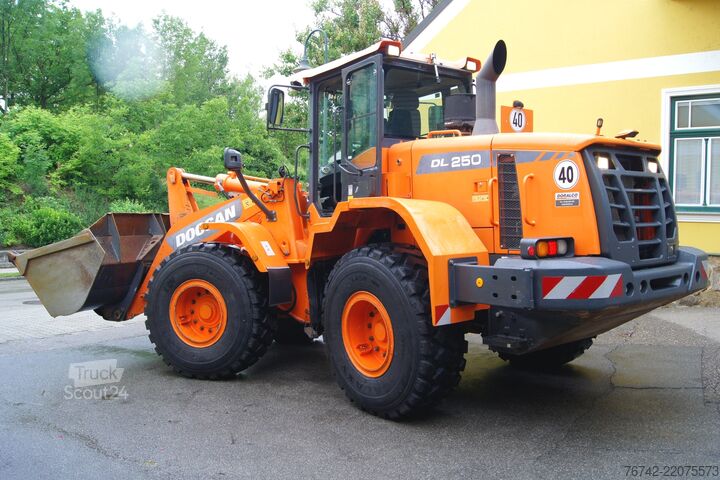 Nakladač DOOSAN DL250-3 /Reifen neu/Partikelfilter Stufe IIIB