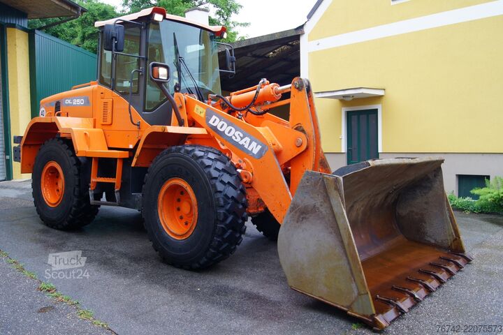 Nakladač DOOSAN DL250-3 /Reifen neu/Partikelfilter Stufe IIIB