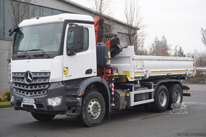 διπλόπλευρο ανατρεπόμενο φορτηγό Mercedes-Benz Arocs 2636 6x4 / 2-way tipper / Fassi