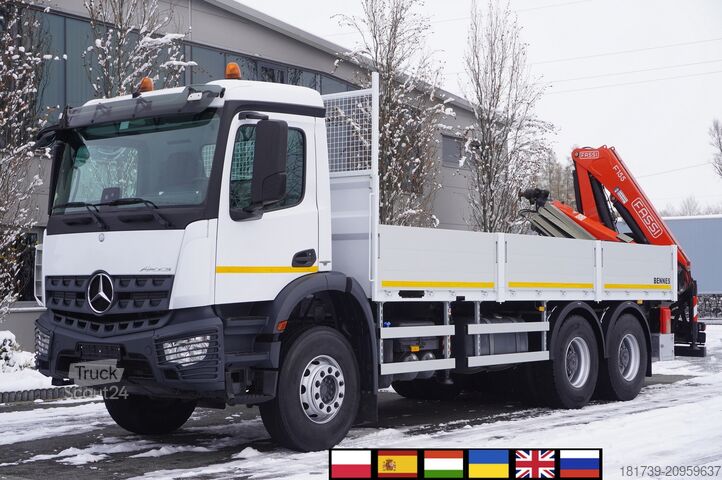 Platforma ar celtni Mercedes-Benz Arocs 2633 flatbed truck / Crane FASSI
