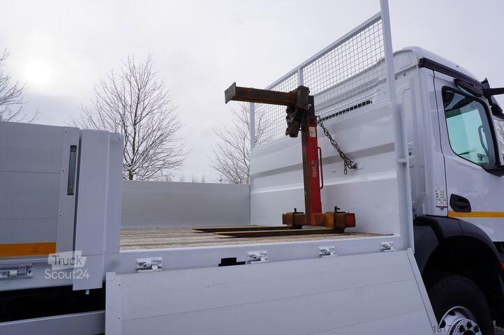 Platforma ar celtni Mercedes-Benz Arocs 2633 flatbed truck / Crane FASSI