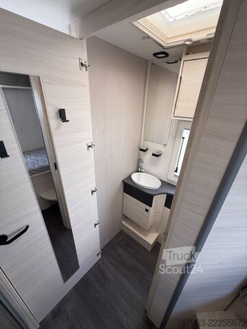 Halvintegrerad husbil CHAUSSON 720 Titanium Ultimate