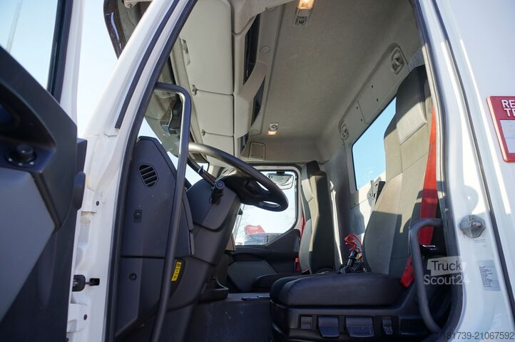 Vinçli platform Renault C280 DTI 8 / HDS Fassi F135A.22 / remote