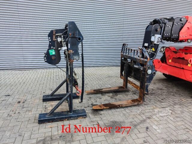 Rotējošs teleskopiskais rokturis Manitou MRT 2150+ Privilege Radio Remote Winch Forks!