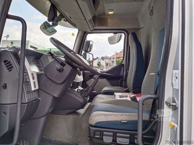 Ladbil med presenning Volvo FL 240