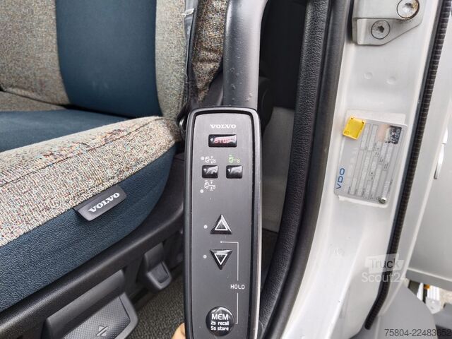 Ladbil med presenning Volvo FL 240