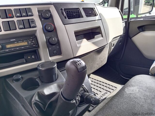 Ladbil med presenning Volvo FL 240