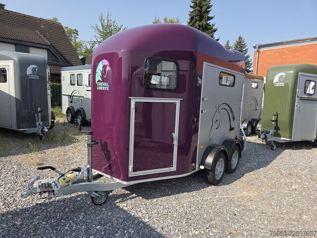 Szekér Cheval Liberté 2er Pferde Trailer Gold 3 premium blau Sattelkammer