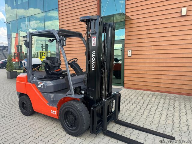 Carretilla elevadora Toyota 06-8FGF30 / Triplex / 2021 year