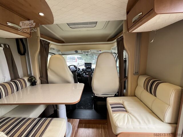 Teilintegriertes Wohnmobil P.L.A. Plasy HP74 - Queensbett