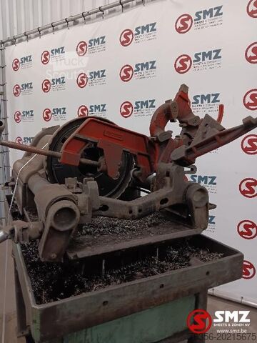 Used thread-cutting machine with workbench and accessories Diversen Occ draadsnijmachine met werkbank en toebehoren Ri