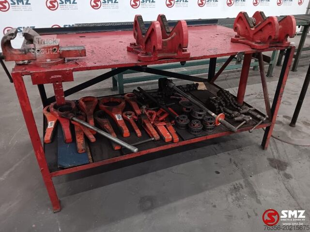 Mașină de filetat folosită cu banc de lucru și accesorii Diversen Occ draadsnijmachine met werkbank en toebehoren Ri
