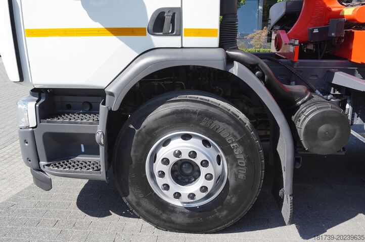 Camión con plataforma plana y grúa Renault C280 DTI 8 / FASSI crane 5.6T / range 8m