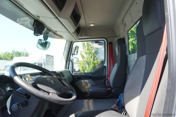 Camión con plataforma plana y grúa Renault C280 DTI 8 / FASSI crane 5.6T / range 8m
