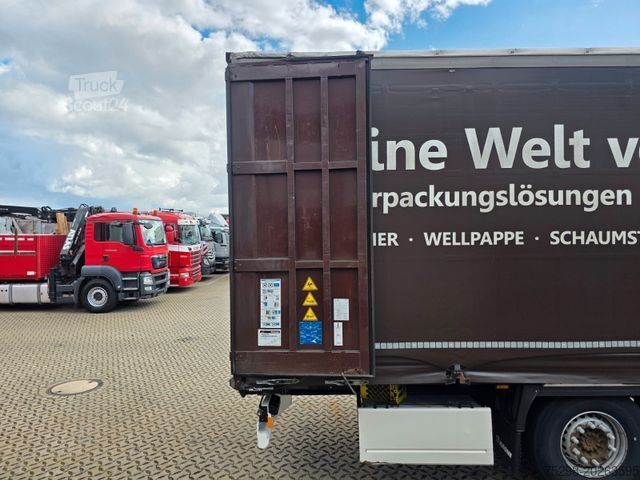 Ανοιχτό ημιρυμουλκούμενο με μουσαμά KRONE SD / 2 Liftachsen