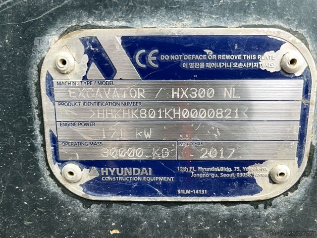 حفارة مجنزرة Hyundai HX300 NL with a bucket and ripper