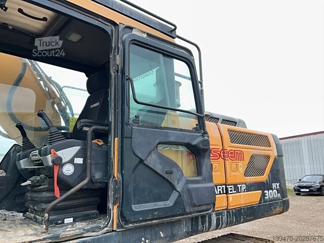 حفارة مجنزرة Hyundai HX300 NL with a bucket and ripper