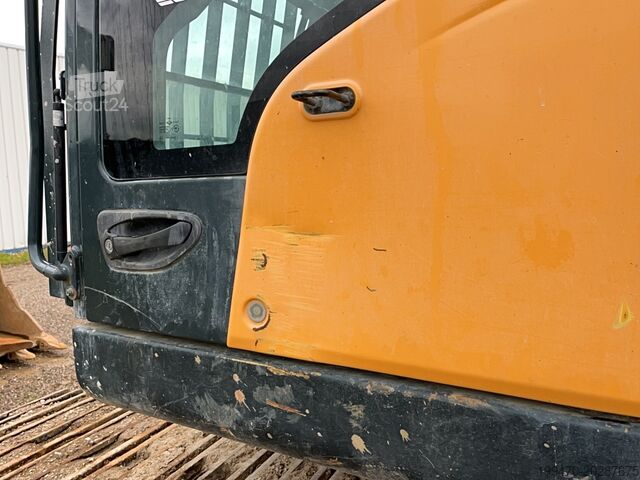 حفارة مجنزرة Hyundai HX300 NL with a bucket and ripper