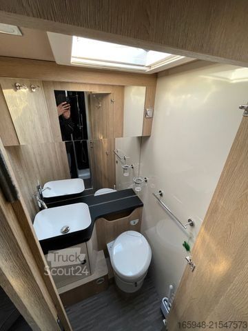 Integriertes Wohnmobil MOBILVETTA I 90 KEA | Face 2 Face, Franz. Bett