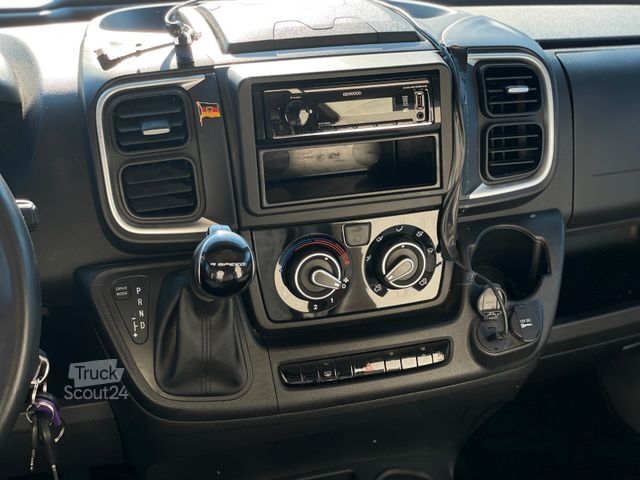 Integriertes Wohnmobil MOBILVETTA I 90 KEA | Face 2 Face, Franz. Bett