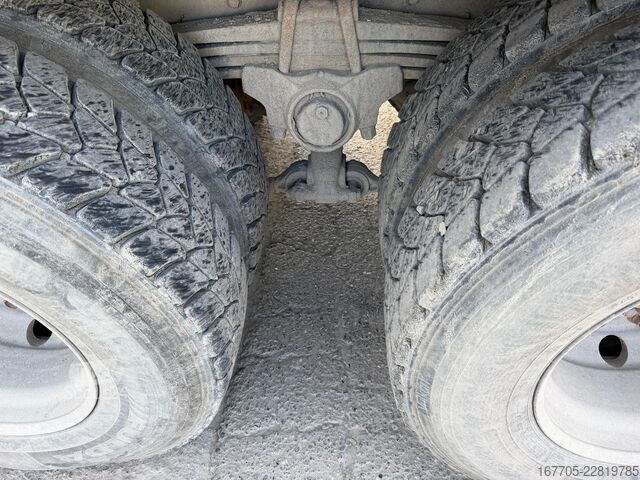 Miešačka betónu na podvozku IVECO TRAKKER 400