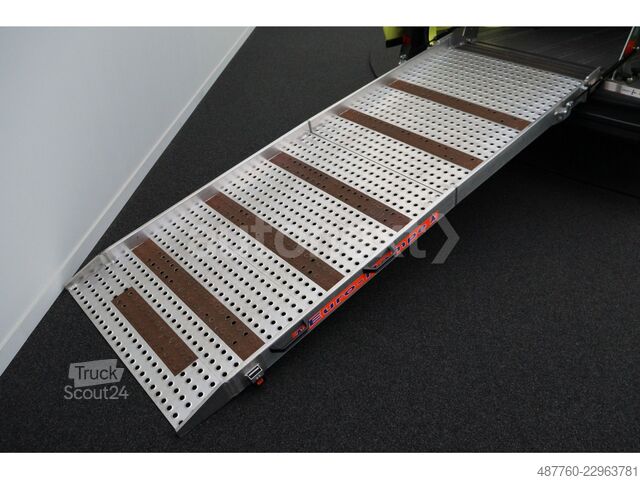 Minibuss VW Crafter 35 Aut. *Rollstuhl-Rampe* 8-Sitze (5615)