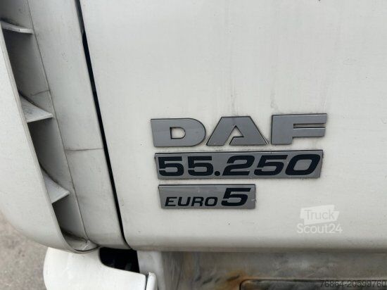 Camion cu platformă și prelată DAF LF 55 250 PLANE MIT LBW, E5