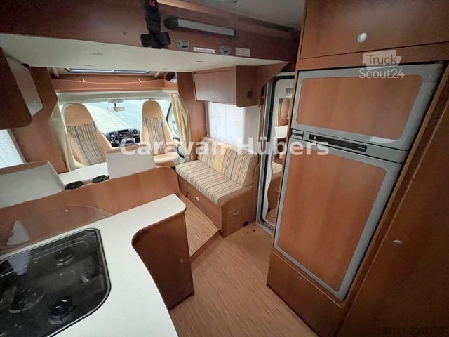 Ημιενσωματωμένο αυτοκινούμενο τροχόσπιτο CARADO T 348 - Hub/Festbett - Klima - Garage -