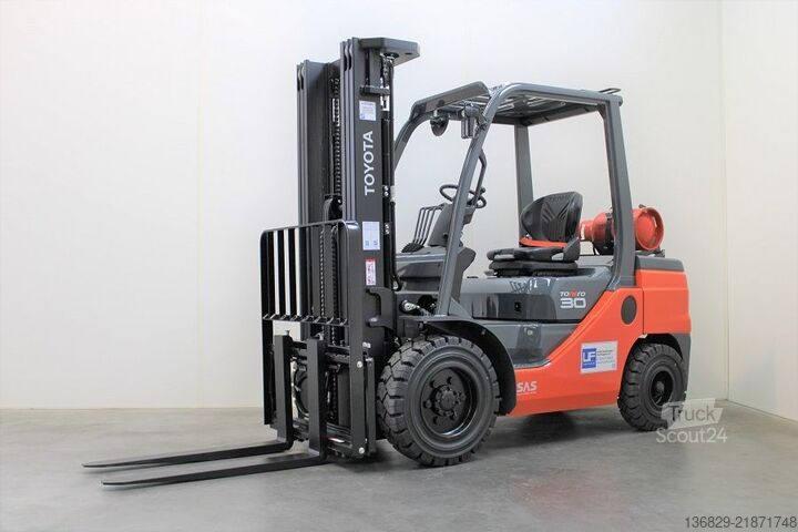 Фронтальний навантажувач вилковий Toyota 02-8FGF30