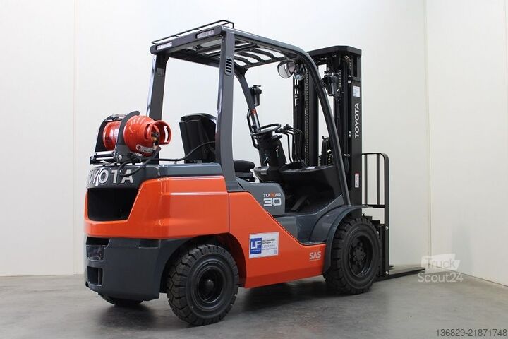Фронтальний навантажувач вилковий Toyota 02-8FGF30