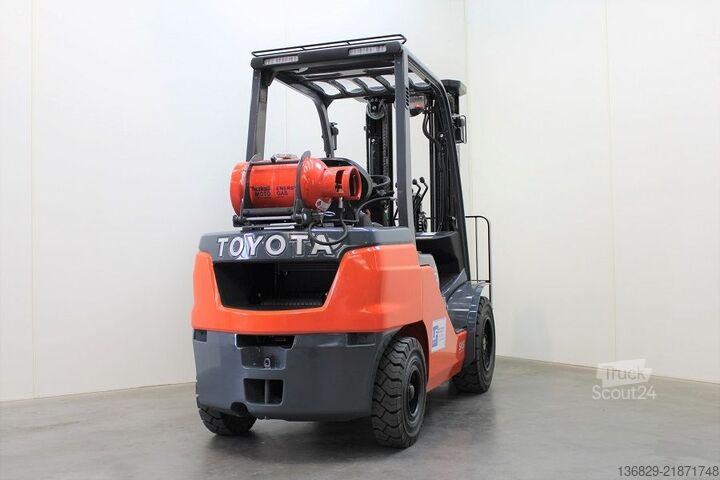 Фронтальний навантажувач вилковий Toyota 02-8FGF30