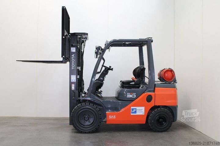 Фронтальний навантажувач вилковий Toyota 02-8FGF30