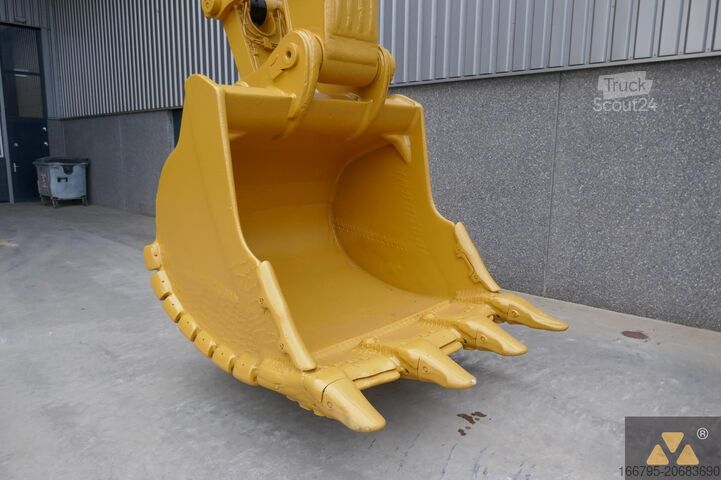 الحفارة الزاحفة Caterpillar 352F