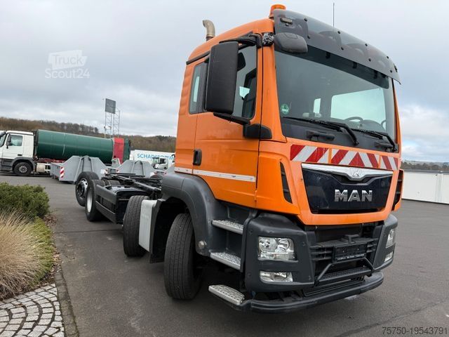 Podwozie ciężarówki MAN TGS 32.360 8x2 Fahrgestell- 4 Achser