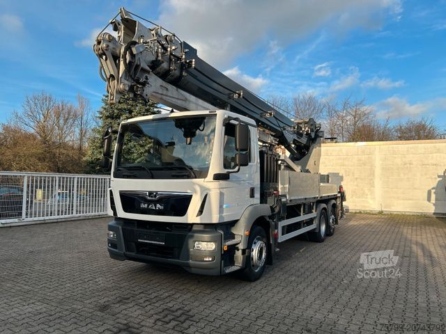 Grúa montada en camión MAN 26.320+Böcker Dachdeckerkran AK46/6000+Seilwinde