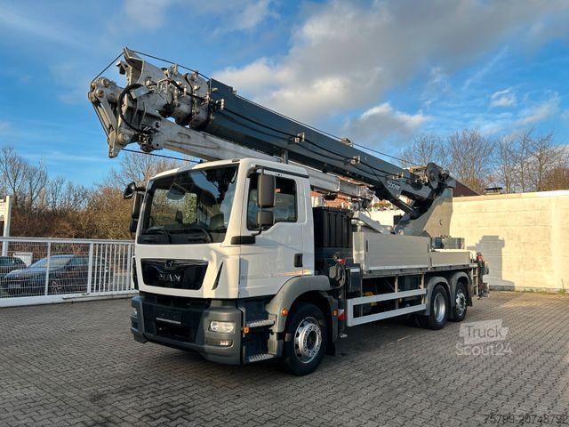 Grúa montada en camión MAN 26.320+Böcker Dachdeckerkran AK46/6000+Seilwinde