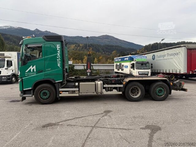 Tovornjak s kavljem za kontejnerje Volvo FH 500