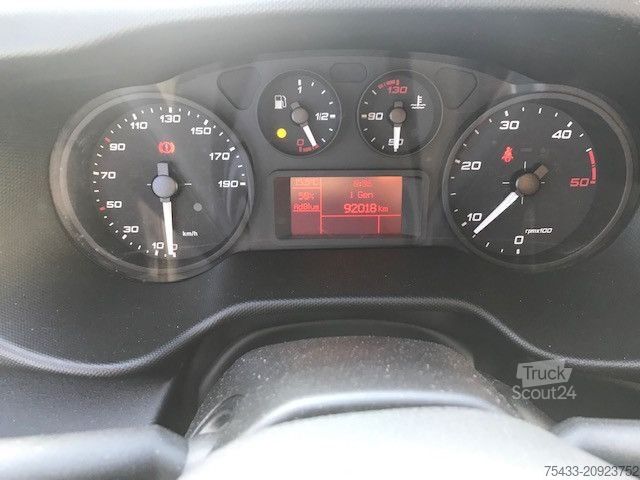 Dobozos furgon IVECO DAILY 35S14 V - 7 POSTI