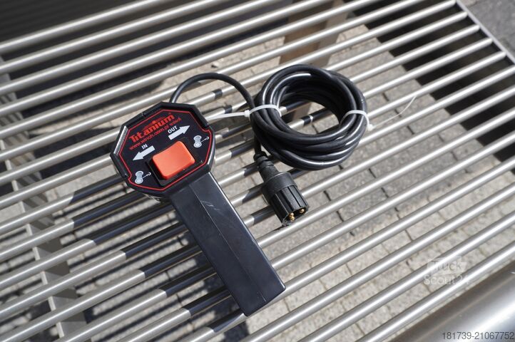 Tow truck Renault D12 / New galvanized tow truck superstru