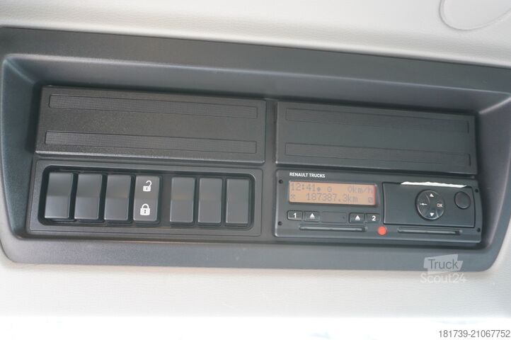 Tow truck Renault D12 / New galvanized tow truck superstru